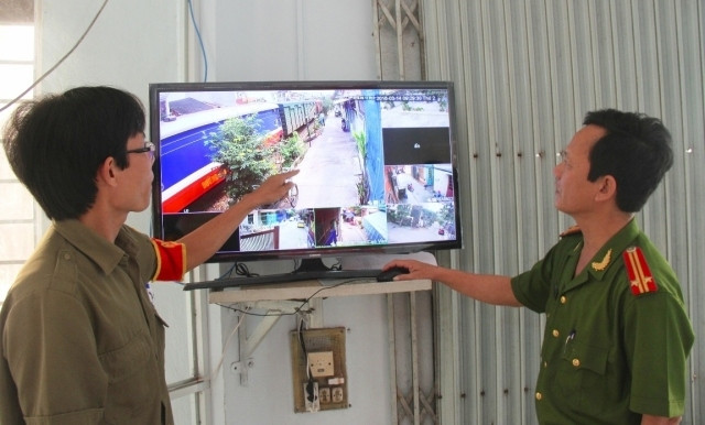 Công an phường Xuân Hà, quận Thanh Khê lắp đặt thí điểm camera giám sát nhằm tăng cường quản lý an ninh trật tự trên địa bàn.