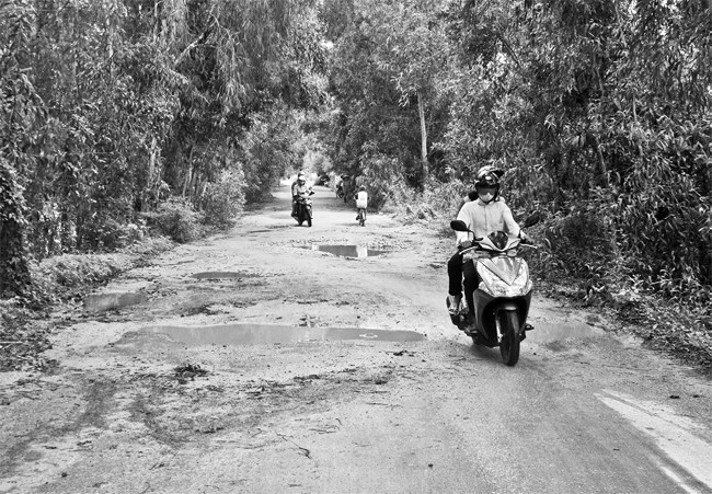 Tuyến đường 943 xuống cấp nghiêm trọng nhiều năm nay.