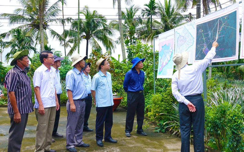 Đoàn khảo sát nghe thuyết trình tại vị trí xây dựng cống Cái Lớn, Cái Bé.