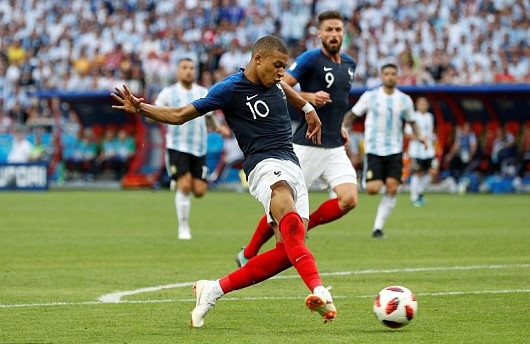 Cầu thủ Mbáp-pê (số 10) ghi hai bàn thắng cho đội tuyển Pháp.