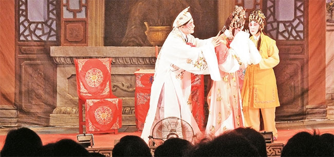 Biểu diễn kinh kịch Quảng Đông ở Singapore.