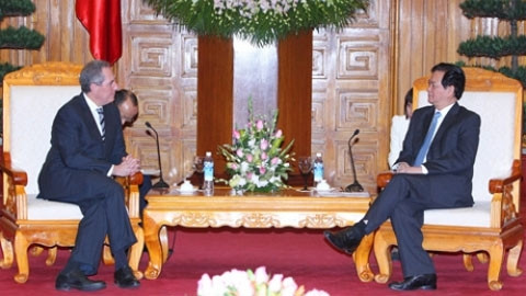 Thủ tướng Nguyễn Tấn Dũng tiếp Trưởng đại diện Ủy ban Thương mại Hoa Kỳ M.Phrô-man.  Ảnh: ÐỨC TÁM (TTXVN)