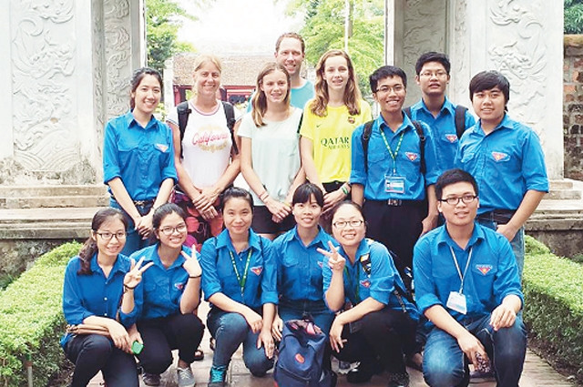 Các bạn trẻ Câu lạc bộ Tuyên truyền lịch sử - văn hóa với khách tham quan.