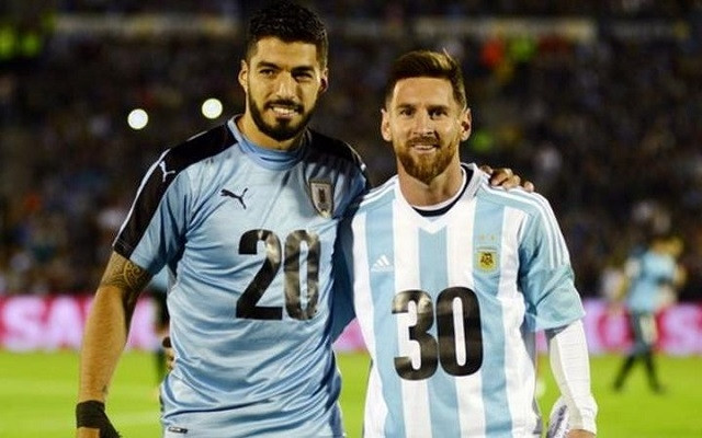 Hai siêu sao Luis Suarez (Uruguay) và Lionel Messi (Argentina) chụp ảnh chung trong sự kiện ra mắt áo đấu để quảng bá cho chiến dịch đăng cai World Cup 2030. (Ảnh: Reuters)