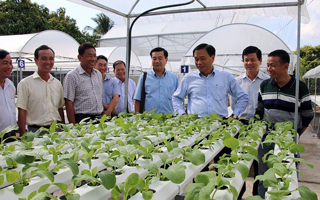 Lãnh đạo tỉnh Ðồng Tháp và các sở, ngành khảo sát quy trình sản xuất của doanh nghiệp trên địa bàn.