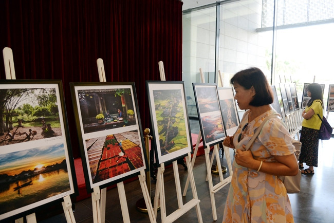 Trong ảnh: Người dân tham quan triển lãm. Ảnh: THỦY NGUYÊN