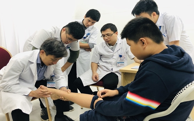 Các bác sĩ đang khám cổ bàn chân cho một trường hợp có dấu hiệu chấn thương.