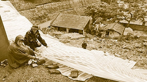 Chính quyền TP Hạ Long (Quảng Ninh) giúp các hộ dân khắc phục hậu quả sạt lở đất do mưa lớn. (Ảnh: ANH TUẤN)