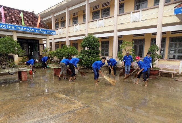 Đoàn viên thanh niên dọn vệ sinh trường Tiểu học số 1 Phước Thắng 