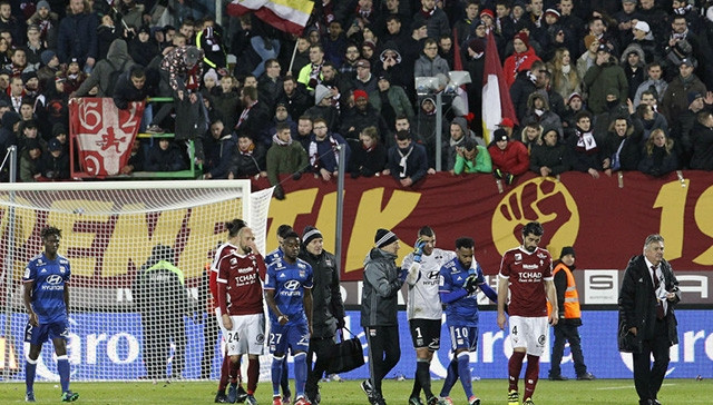 Thủ môn Anthony Lopes (áo xám) được đưa đi kiểm tra sức khỏe. (Ảnh: Football.fr/Reuters)