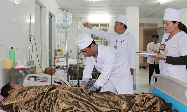 Đại tá, bác sĩ chuyên khoa 2 Hoàng Anh Tú (đeo kính) - Chủ nhiệm Khoa Hồi sức cấp cứu, Bệnh viện Quân y 109 (Quân khu 2) cùng các thầy thuốc thăm khám cho bệnh nhân.