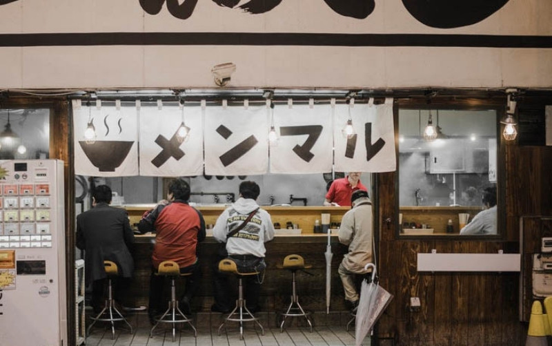 Nếu không biết ai, bạn nên ghé qua một nhà hàng có kiểu bài trí bàn ghế cạnh nhau. (Ảnh: Unsplash)