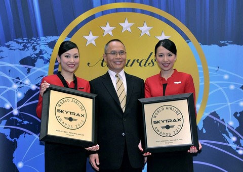 Tổng Giám đốc Điều hành Hãng hàng không Cathay Pacific - ông John Slosar (giữa) nhận giải thưởng Skytrax. (Ảnh: vtc.vn)