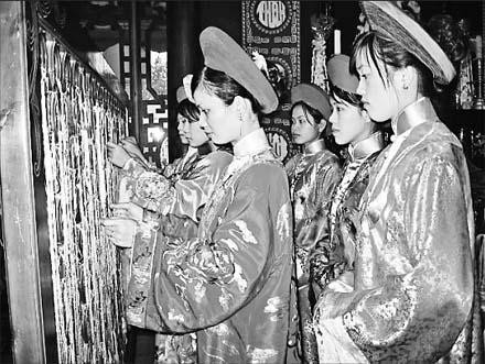 Nghi thức dâng sợi chỉ thêu ước nguyện trong lễ hội Giỗ Tổ nghề thêu truyền thống tại XQ Ðà Lạt Sử Quán.