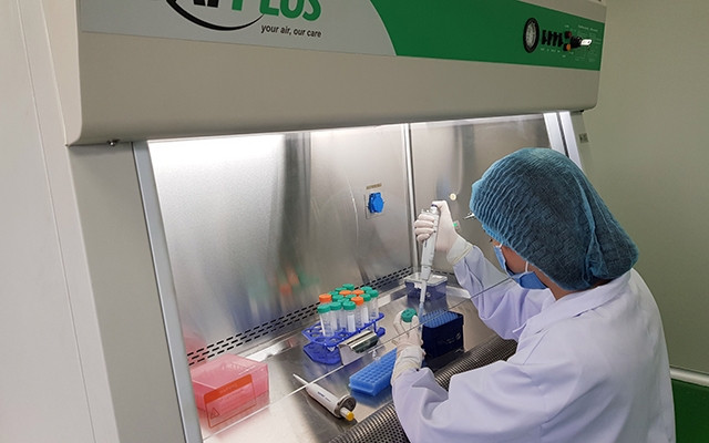 Cán bộ giám định tách chiết DNA từ mẫu hài cốt liệt sĩ. Ảnh: TRẦN QUANG