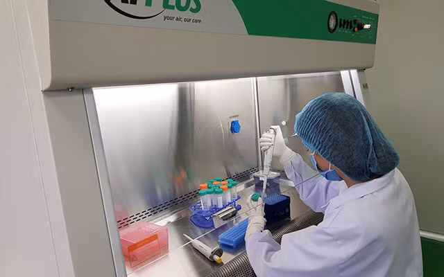 Cán bộ giám định tách chiết DNA từ mẫu hài cốt liệt sĩ. Ảnh: TRẦN QUANG