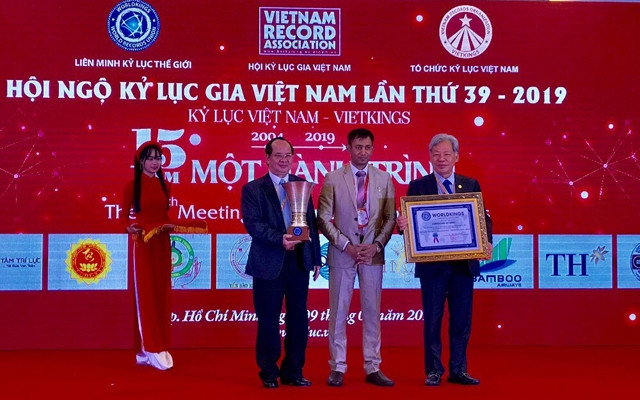 Đại diện Hội đồng Liên minh Kỷ lục thế giới trao Bằng khen ghi nhận những đóng góp của Tổ chức Kỷ lục Việt Nam.