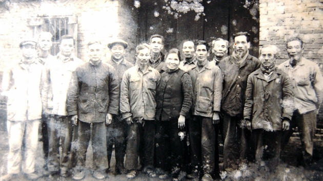 Đội tự vệ cứu quốc làng Bừng năm 1944. (ảnh chụp lại)