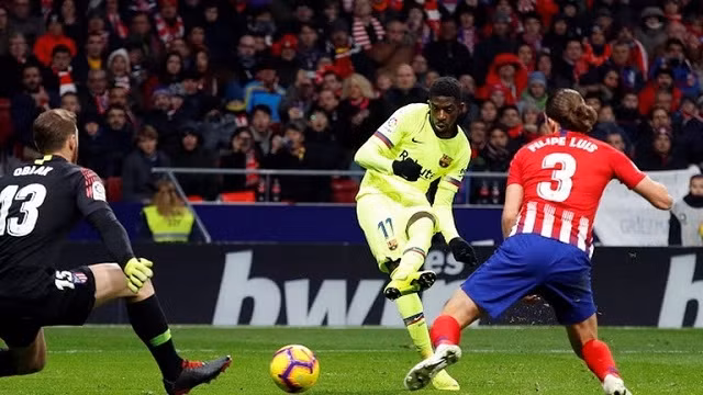 Dembele ghi bàn phút thứ 90, giúp Barca cầm hòa ngoạn mục Atletico. (Ảnh: Reuters)