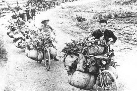 Đoàn xe thồ tải gạo lên Điện Biên