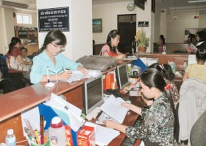 Làm thủ tục thanh toán bảo hiểm xã hội tại Bảo hiểm xã hội TP Hồ Chí Minh.