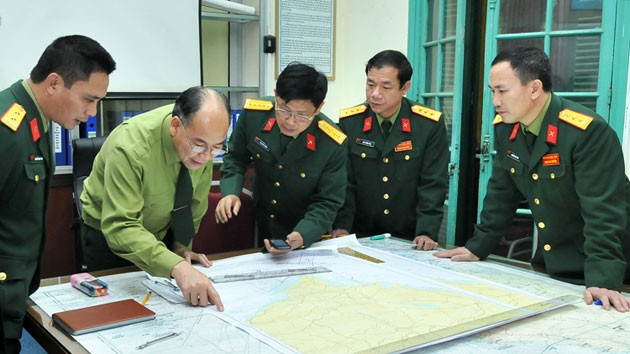 Các cán bộ Ủy ban Quốc gia tìm kiếm cứu nạn thu thập, xử lý thông tin, cập nhật công tác tìm kiếm từ các lực lượng ngoài hiện trường báo về Trung tâm chỉ huy (Ảnh: Đăng Khoa).. 