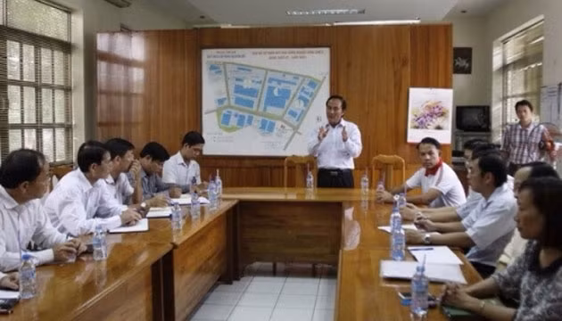 Đoàn công tác TP.HCM làm việc với các nhà đầu tư tại Khu Công nghiệp Bình Chiểu, kêu gọi doanh nghiệp trở lại hoạt động sản xuất, kinh doanh. (Ảnh: Hoàng Hải/TTXVN)