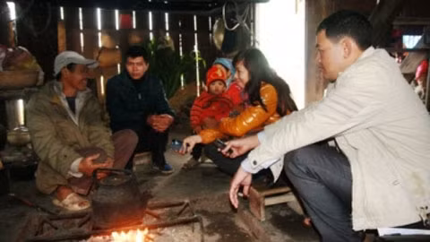 Ông Vàng Văn Hoàng (bên trái ngoài cùng) kể chuyện về ngựa Bắc Hà. 