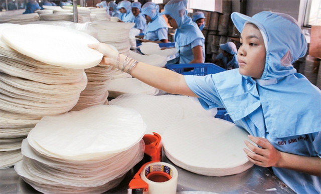 Xã viên HTX bánh tráng Phú Hòa Đông đóng gói sản phẩm trước khi xuất xưởng.