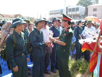 Lãnh đạo Ban CHQS tỉnh Quảng Ninh động viên thanh niên huyện Ðông Triều lên đường nhập ngũ.