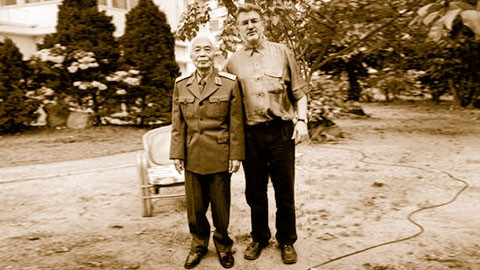 Đại tướng Võ Nguyên Giáp và đạo diễn Daniel Roussel trong thời gian làm phim Cuộc chiến giữa Hổ và Voi.