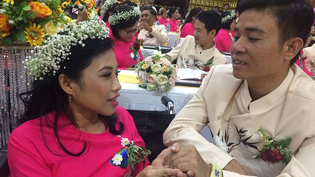 Một cặp đôi trong lễ cưới.