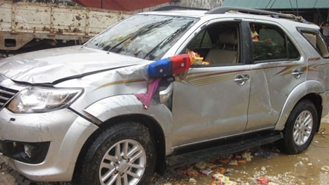 Chiếc xe Fortuner chở Phó giám đốc Sở Công thương Nghệ An được trục vớt sáng 2-10. (Ảnh: vnexpress.net)