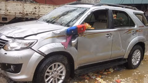 Chiếc xe Fortuner chở Phó giám đốc Sở Công thương Nghệ An được trục vớt sáng 2-10. (Ảnh: vnexpress.net)