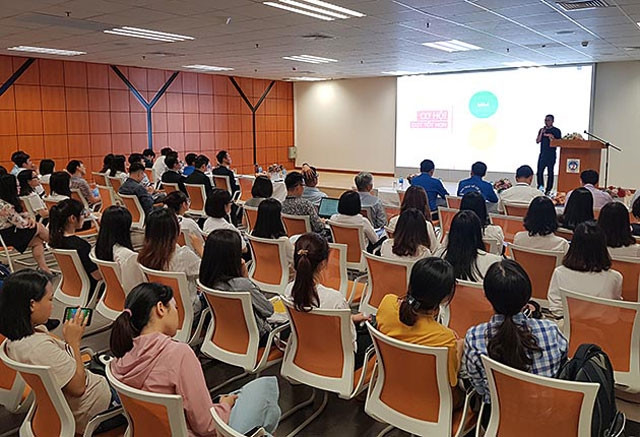 Hội thảo lắng nghe chia sẻ kinh nghiệm từ một trong các nhà khởi nghiệp trẻ đang rất thành công ở lĩnh vực kinh tế số.