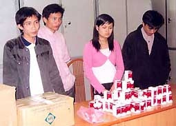 Những kẻ buôn thuốc kháng sinh giả
và tang vật vụ án.