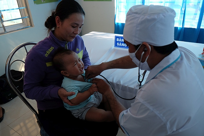 Cán bộ Trạm y tế xã Nghĩa Dõng (TP Quảng Ngãi, Quảng Ngãi) khám, chẩn đoán bệnh cho trẻ em.