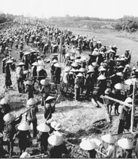 Hưởng ứng lời kêu gọi của Đảng, Nhà nước,<br>hàng vạn chiến sĩ, đồng bào hăng hái<br>tham gia lao động trên công trình<b