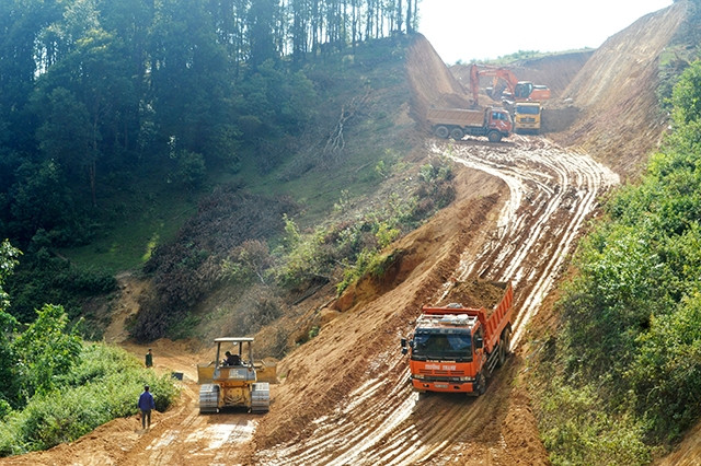 Các nhà thầu tập trung thi công đường Na Sang - Huổi Mí.