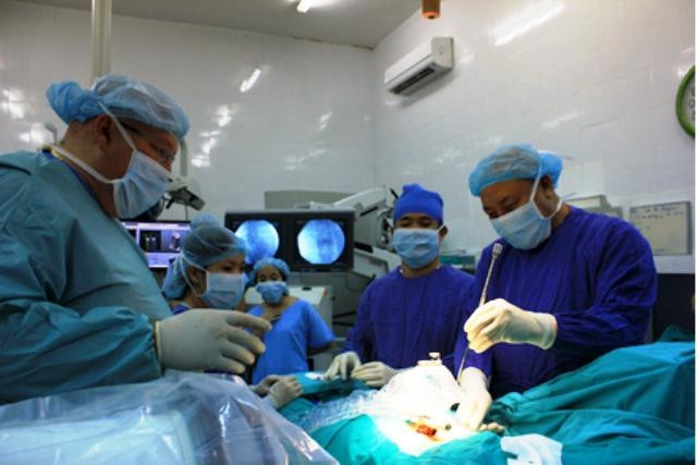 Một ca phẫu thuật cột sống có robot hỗ trợ tại Bệnh viện Hữu nghị Việt Đức.