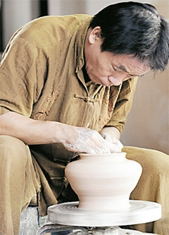 "Phù thủy" của gốm đắp nổi