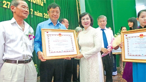 Đồng chí Nguyễn Thị Thu Hà, Ủy viên T.Ư Đảng, Phó Bí thư Thành ủy TP Hồ Chí Minh trao danh hiệu Bà mẹ Việt Nam Anh hùng cho gia đình của các mẹ.