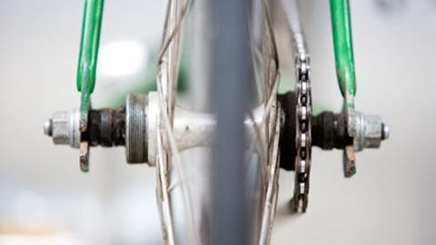 Bánh sau của xe đạp không phanh Fixie.