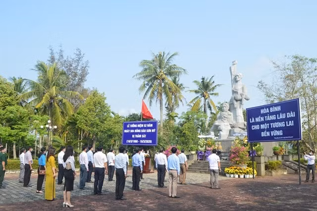 Các đại biểu và các nạn nhân còn sống sót sau vụ thảm sát dành một phút mặc niệm cầu nguyện linh hồn 504 nạn nhân Sơn Mỹ được siêu thoát.