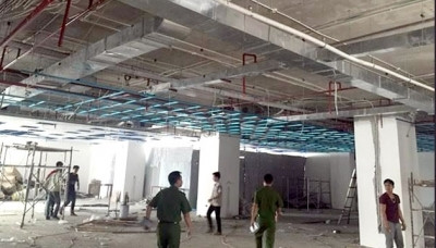 Lực lượng chức năng kiểm tra an toàn PCCC tại các công trình cao tầng.