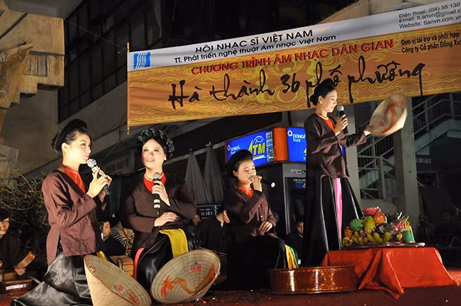 Tiết mục văn nghệ dân gian tại sân khấu chợ Đồng Xuân (Hà Nội). Ảnh: HOÀNG MINH