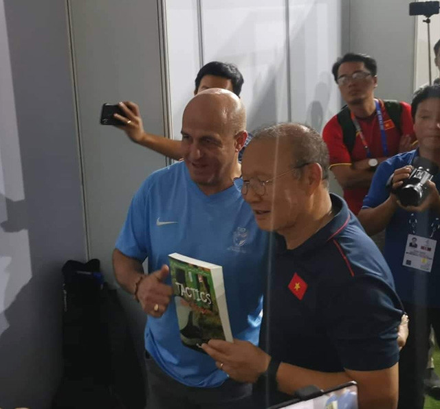 HLV Maor Rozen tặng sách thầy Park sau cuộc họp báo.