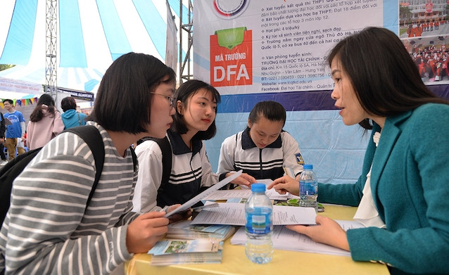 Học sinh tìm hiểu thông tin tuyển sinh tại Ngày hội tuyển sinh 2019