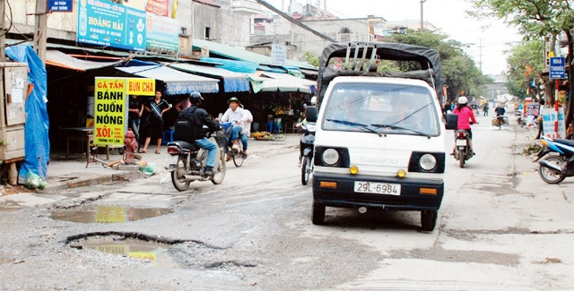 Đường Lĩnh Nam (quận Hoàng Mai) đã xuống cấp nhiều năm nay nhưng chưa được đầu tư cải tạo. Ảnh: MINH HÀ