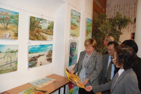 Quang cảnh buổi triển lãm tranh.